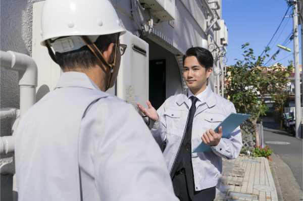 現場担当者に状況説明をする作業員