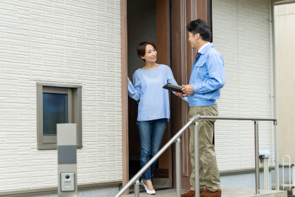 近隣住宅へ作業にあたってのあいさつで訪問する作業担当者